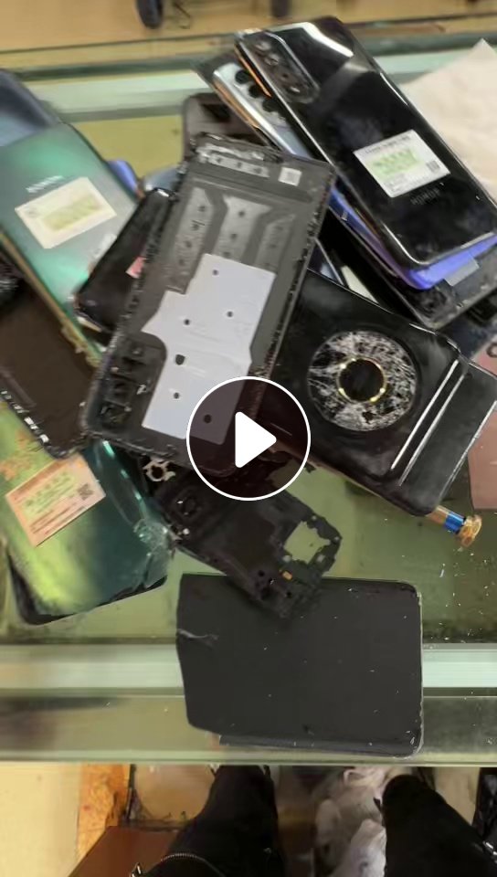 出售手机后盖、手机塑料、手机屏幕玻璃，零部件都有，现货有1-2吨