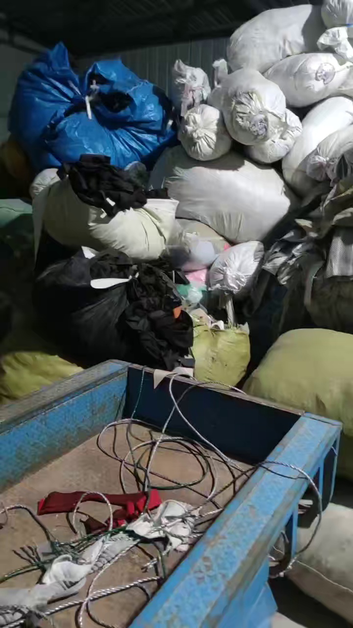 长期出售涤纶废布，涤纶造粒布，老色现货有15吨，货在河南郑州