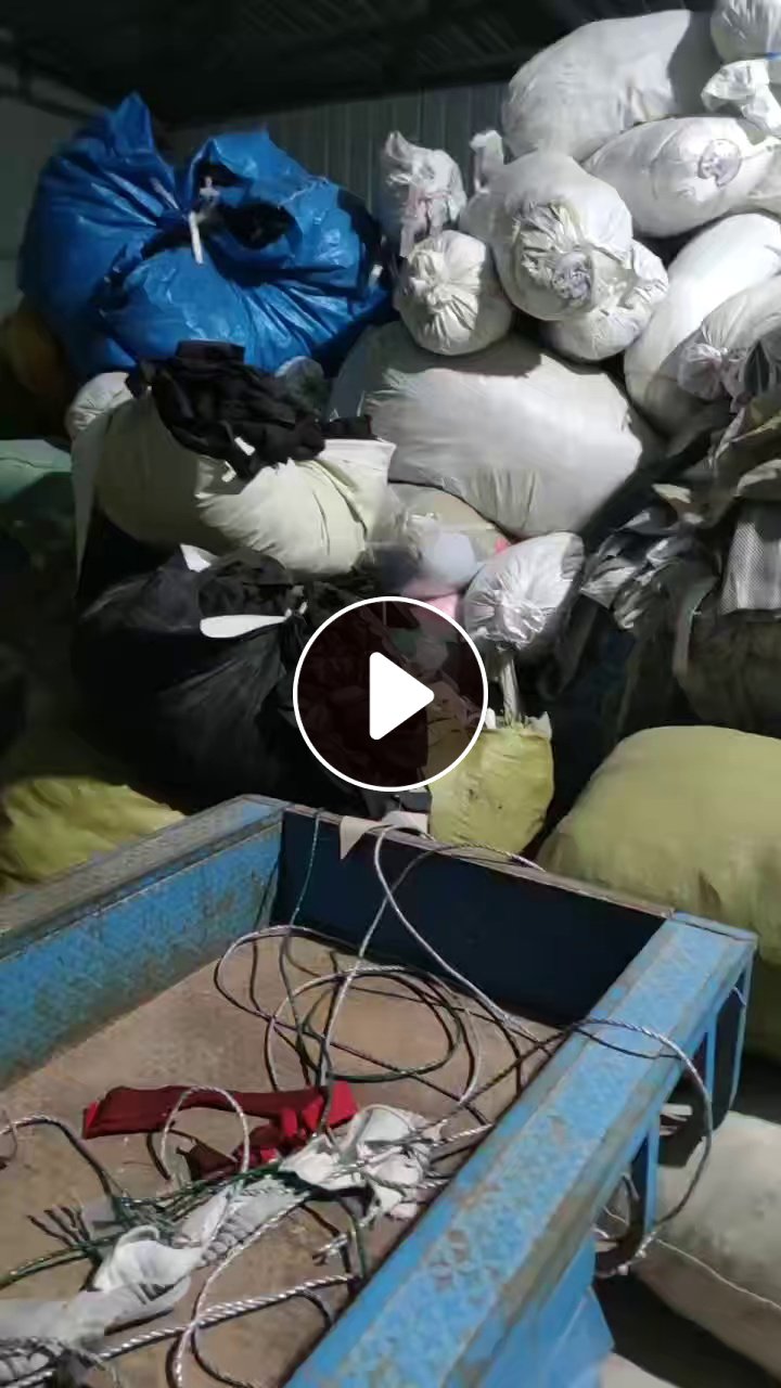 长期出售涤纶废布，涤纶造粒布，老色现货有15吨，货在河南郑州