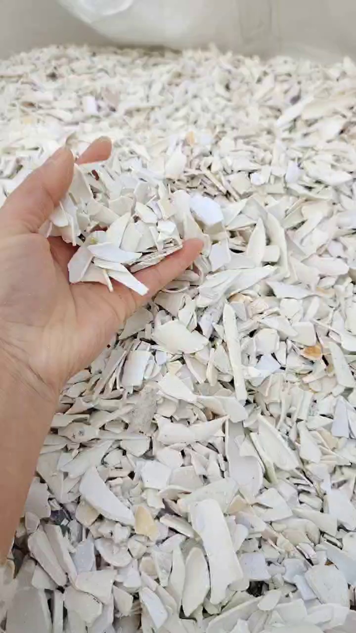 出售硬质PVC破碎料，有塑钢，扣板，大小管等白色料混破的，现货够挂车