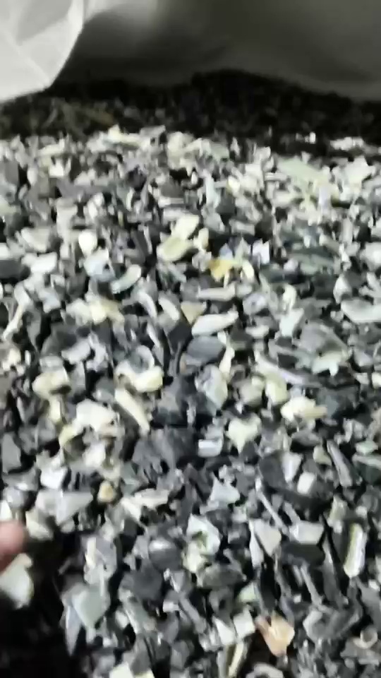 出售HDPE油箱破碎料，郭两次过水甩干的，现货70吨左右