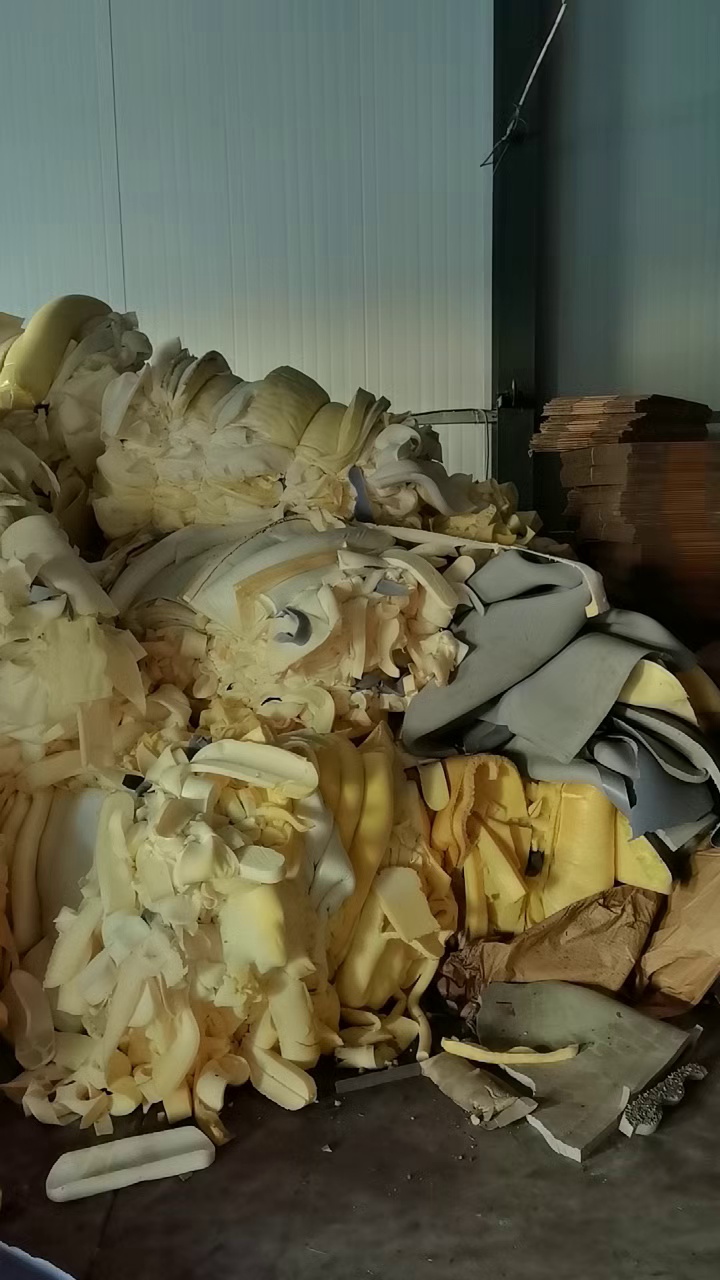 长期出售废海绵，慢回弹，蓝色和白色的，家纺厂做记忆棉枕头下来的，现货11吨左右，月供3吨，在河北邢台