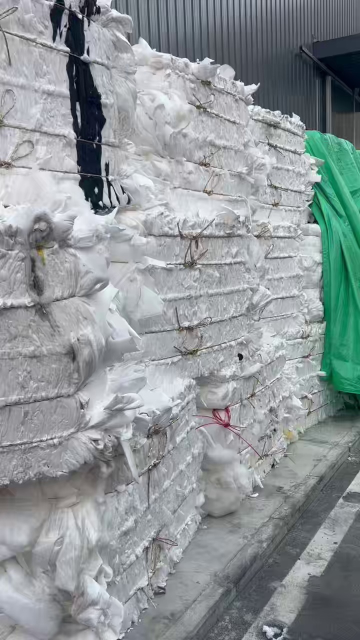 长期出售汽车隔音棉，涤纶复合一层丙纶无纺布，100吨里面会有几百公斤黑色的，月供200吨