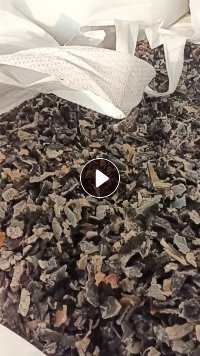 出售汽车油箱破碎料、工业大小蓝桶破碎料