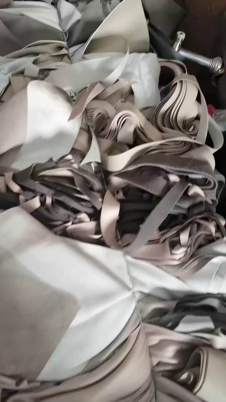 出售PVC沙发革边角料，新厂家后面量会大