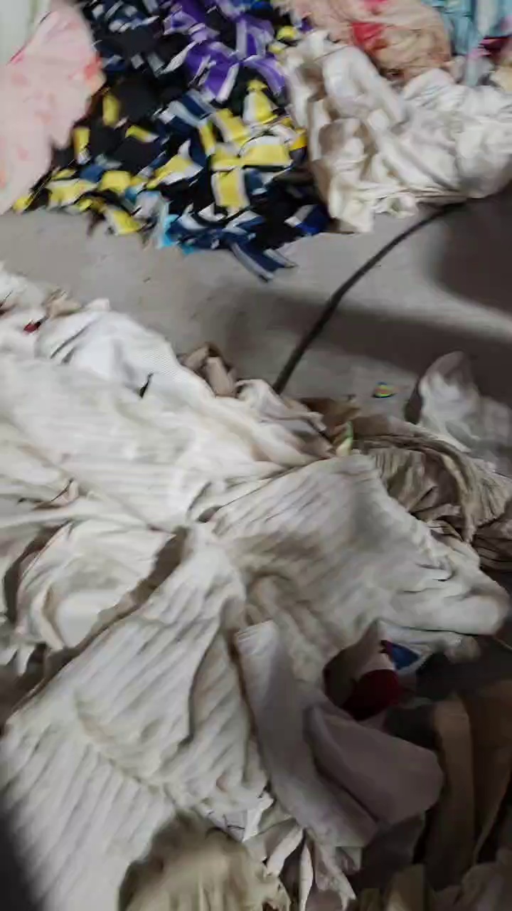 旧衣服分拣厂长期出售全品类旧衣服分拣货，黑料月供20-30吨，白料月供9.6米一车，厂在安徽芜湖