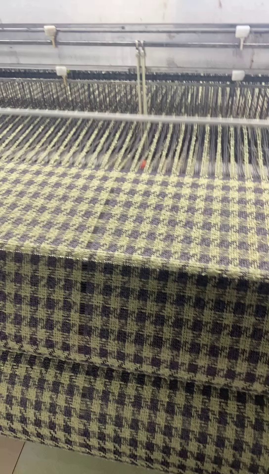 长期出售织围巾下来的废边料，各种材质都有，统货出，一个月4车13米5的，在浙江杭州