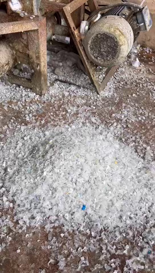 出售输液瓶破碎料，含水干破的，月供20来吨