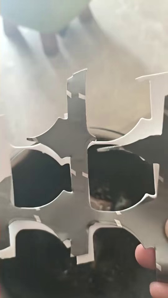 出售铝塑复合料，可炼油，含铝20左右，现货14吨