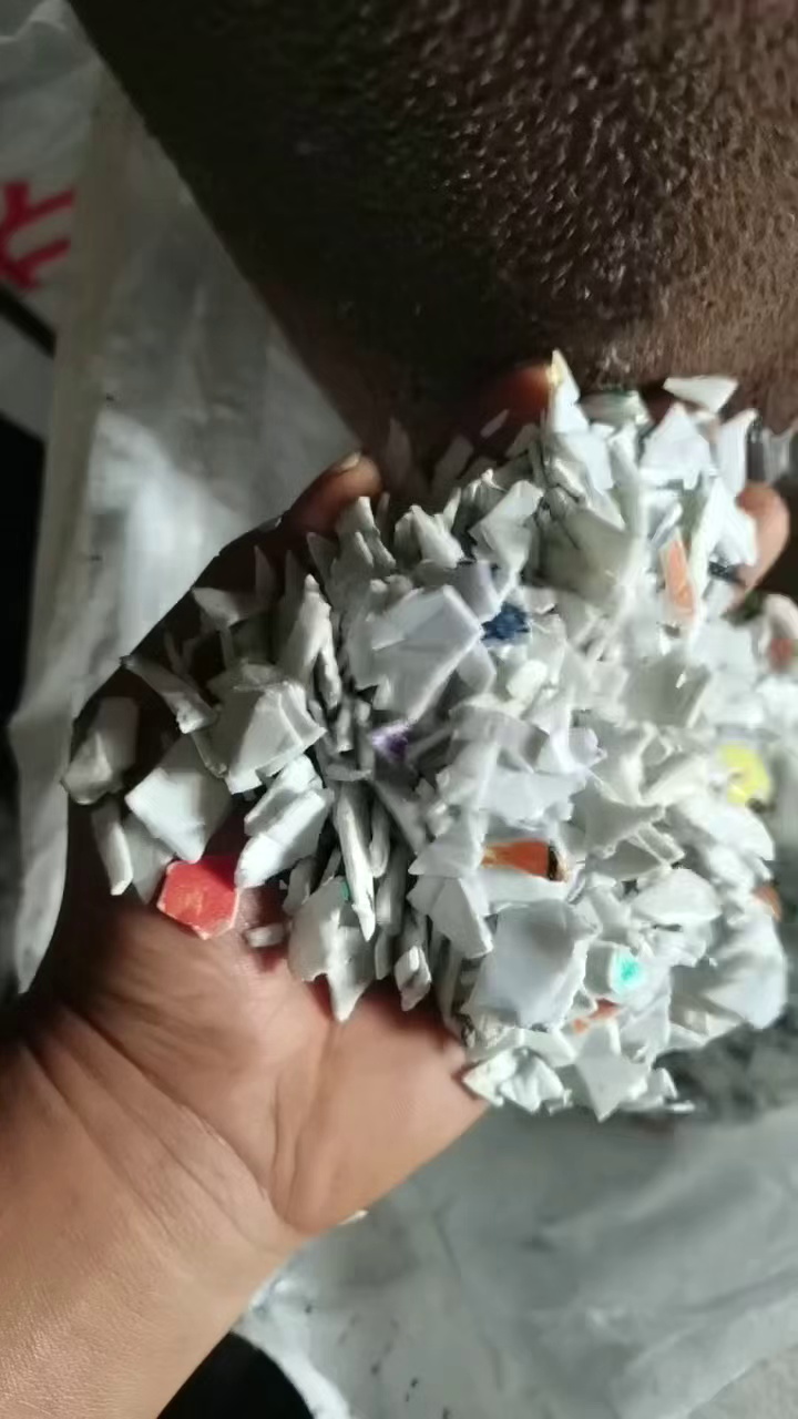 出售带字涂料桶破碎料，清洗甩干，全漂，现货十几吨