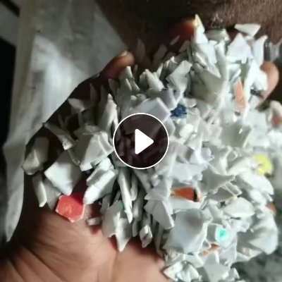 出售带字涂料桶破碎料，清洗甩干，全漂，现货十几吨