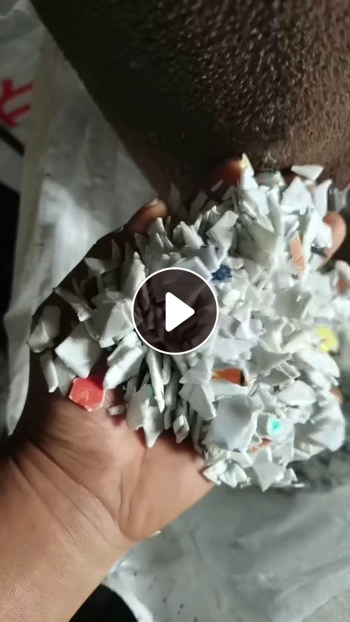 出售带字涂料桶破碎料，清洗甩干，全漂，现货十几吨