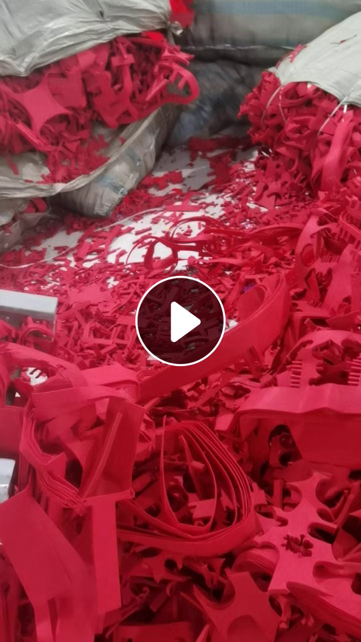 长期出售窗花厂下来的红色无纺布，无纺布边角料，一两天就有个4.2米一车