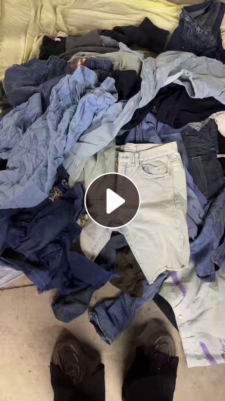 长期出售旧衣服分拣货，旧牛仔，大白，纯白料，主要是做夏装的，这些都是分拣夏B出来的