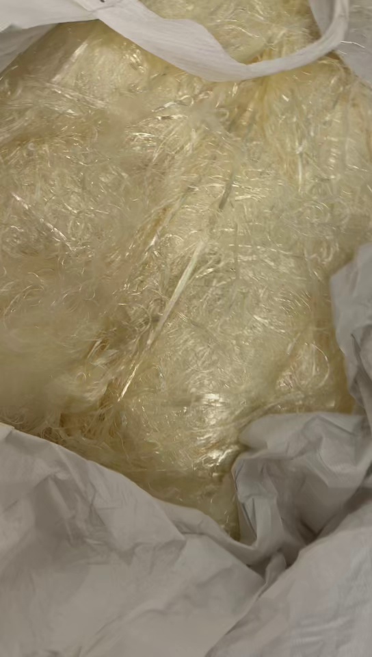 长期出售腈纶废丝，晴纶废丝，本色的，现货有60多吨，在陕西榆林