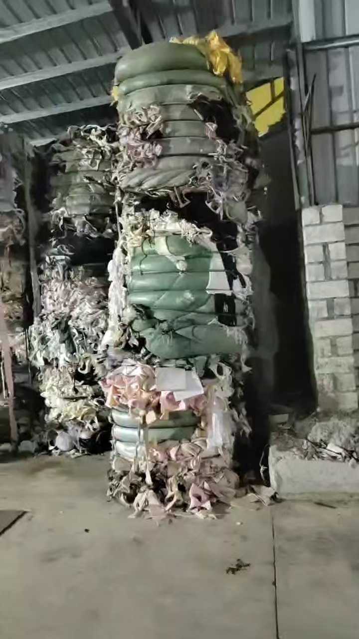 长期出售海绵边角料，下来的，带一层布，每个月有800吨左右，货在广东汕头