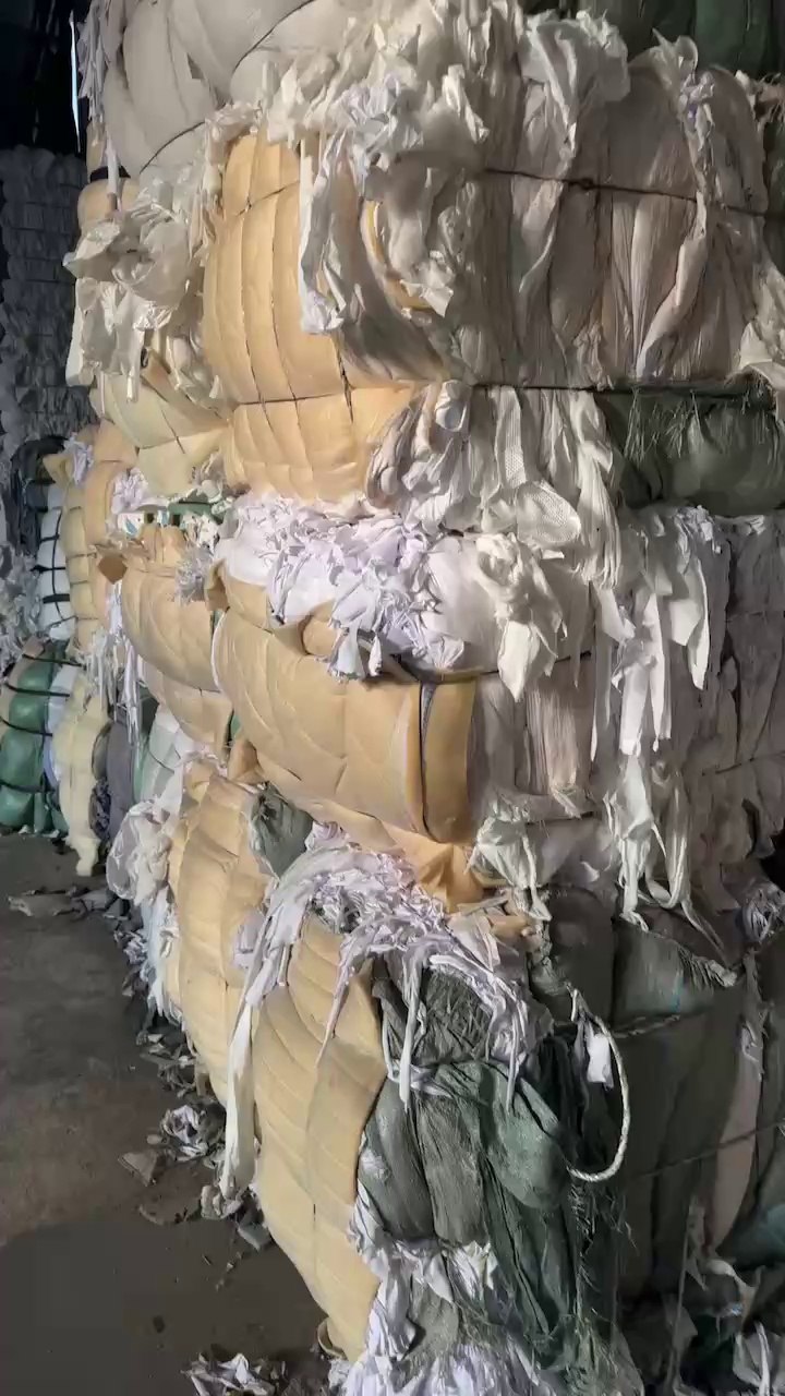 长期出售各种边角料，夹丝棉边角料，绗棉边角料，橡胶尼龙，皮革棉，空心丝，有可以开花和可以造粒的