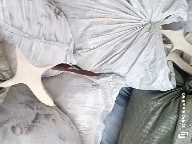 出售羊毛毡边角料，羊毛毡，一面纯羊毛，一面复合，现货四吨多