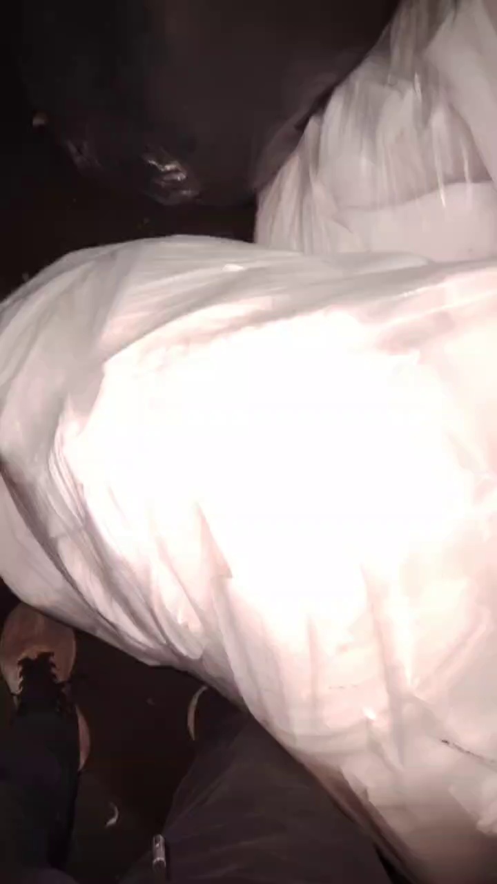 出售PP无纺布边料，纯的，汽车内饰下来的，有白色和黑色，月供几吨