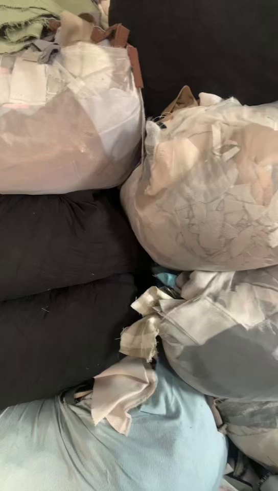 长期出售窗帘废布，窗帘边角料，有杂色，白色两种，杂色月供30吨，白色月供十几吨