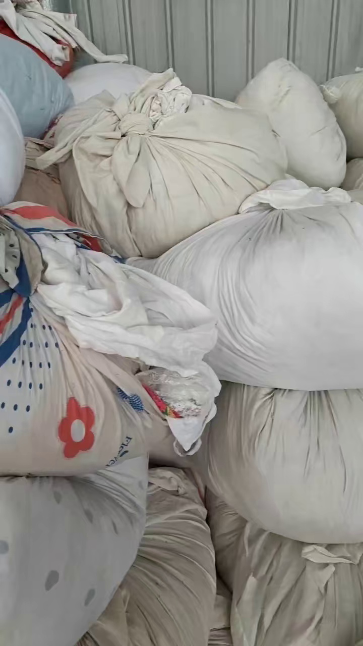 旧衣服分拣厂长期出售旧衣服大白，白料，开花料，月供几十吨，货在河南洛阳