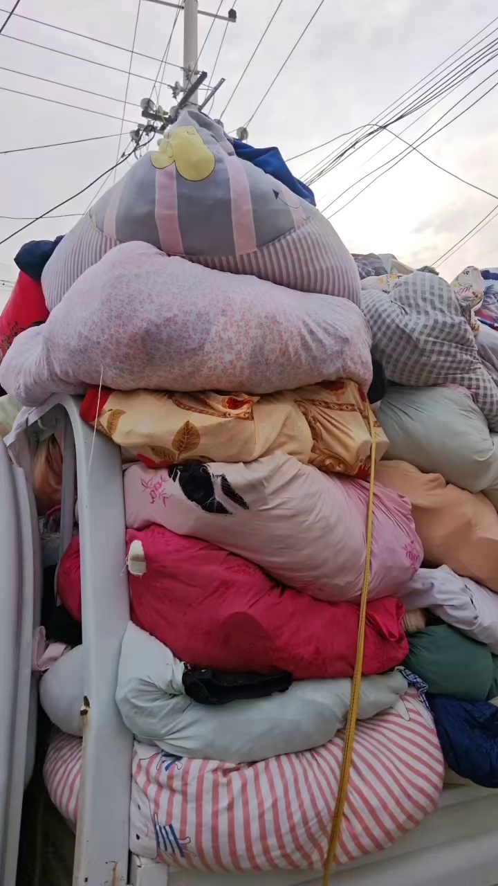 长期大量回收旧衣服统货，通货，货好价高，欢迎来电。