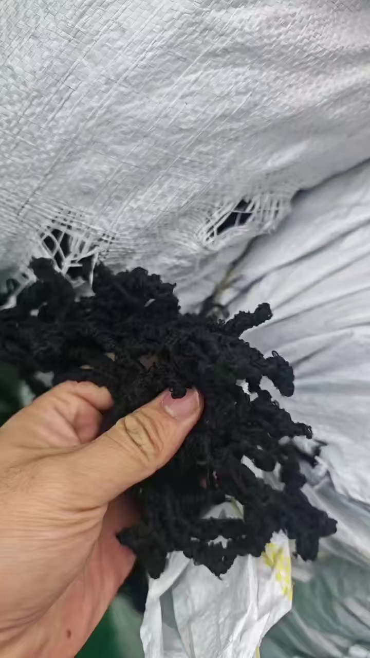 长期出售脱过水的黑色涤纶废丝，涤纶水丝，现货4吨多，含水20左右