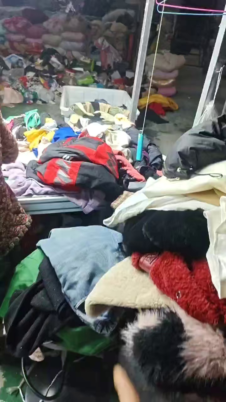 出售旧羽绒服，过刀的，现货有6米8一车，货在湖北仙桃