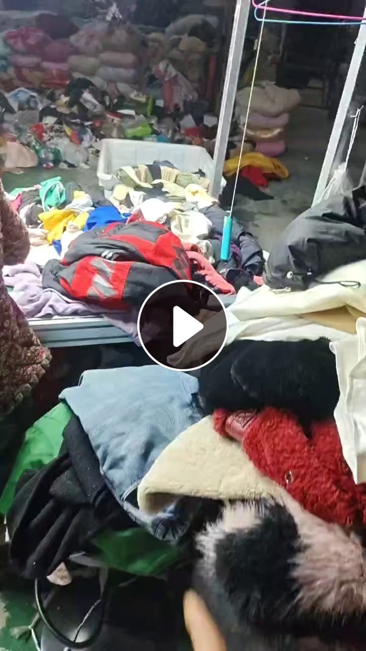 出售旧羽绒服，过刀的，现货有6米8一车，货在湖北仙桃