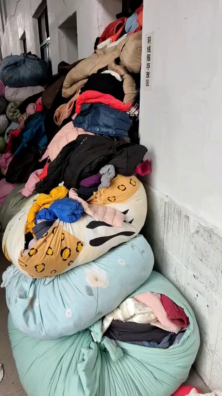 出售旧羽绒服，羽绒服，过刀货，现货有7吨左右，货在湖南岳阳