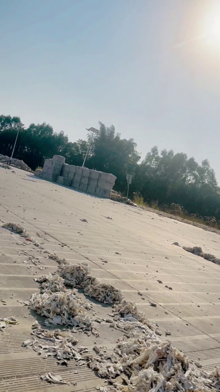 长期出售褪色85棉95棉牛仔边角料，牛仔废布，含水15-20左右，月供1000吨左右