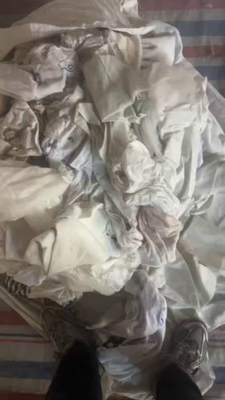 长期出售旧衣服分拣货，旧衣服大白，纯大白，现货一车6.8米的，在山东枣庄