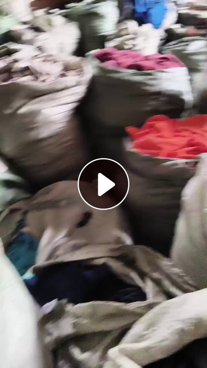 长期出售废布统货，服装厂下来的，一个袋子一个颜色，没有分材质的，有一点纸片，现货10吨左右