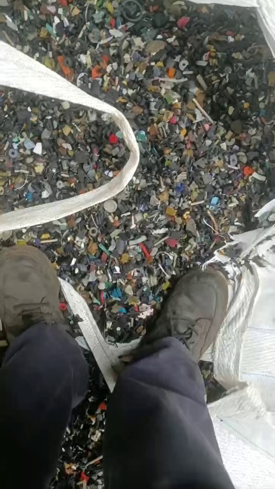 厂家大量收购橡胶塑料混合的破碎料，炼油用