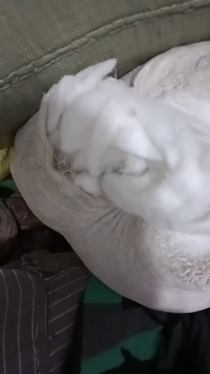 长期出售丝棉下脚料，丝棉边角料，一种是带布的，一种是没带布的，月供二十吨左右