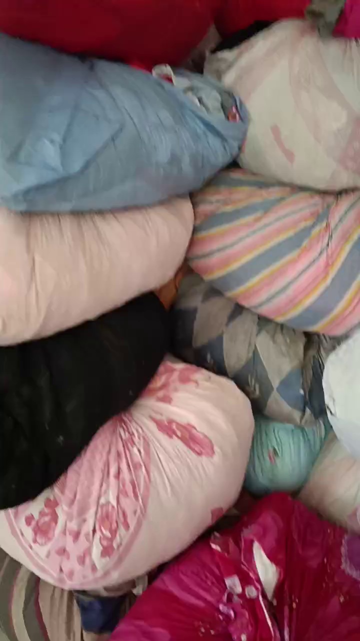 长期出售旧衣服统货，旧衣服小区货，现货五吨