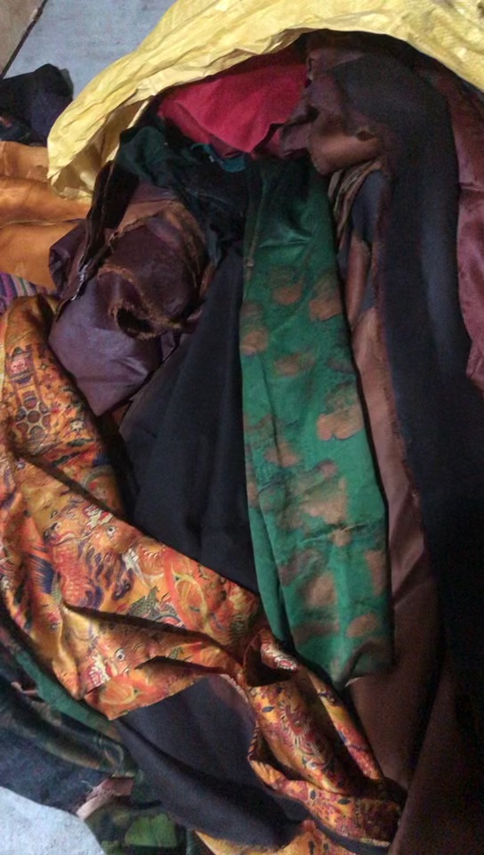 长期出售真丝布，香云纱大布，有花螺，龟纹等，现货有百来斤，货在浙江湖州