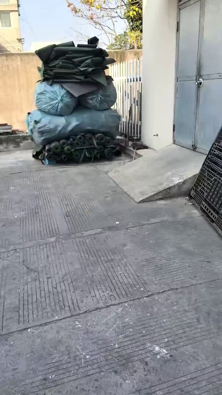 长期出售汽车内饰无纺布，黑色和白色的，涤纶可造粒用，现货50吨左右，货在浙江嘉兴