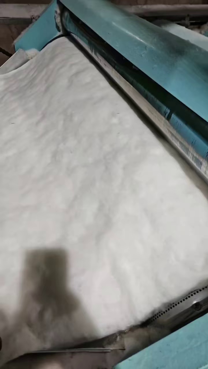 长期出售褪色牛仔棉，涤棉70棉，可纺纱用 ，一个月300吨左右，货在江苏淮安