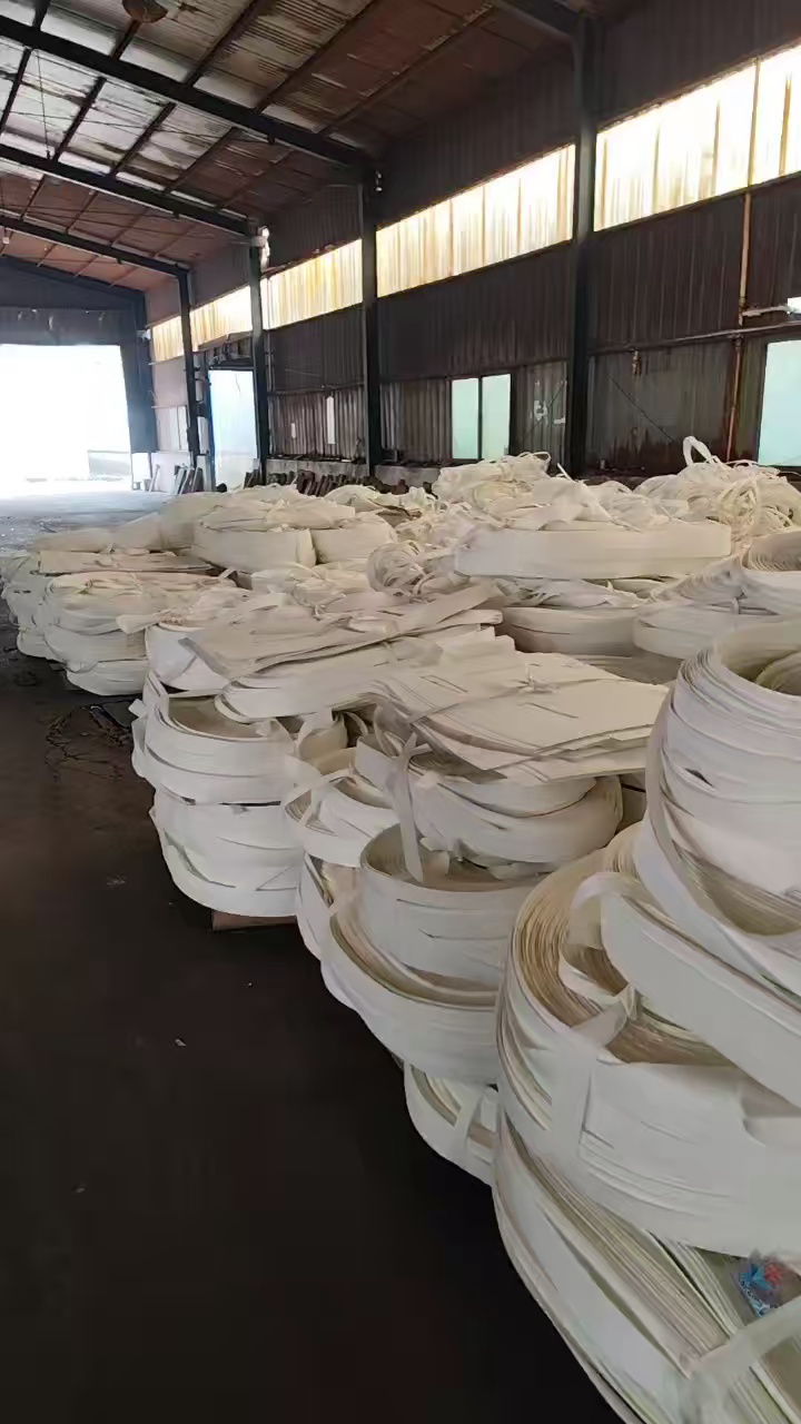 出售防水材料布边条，是用聚酯切片原料做的，无纺布边条，带桨，现货有二十几吨，货在山东菏泽