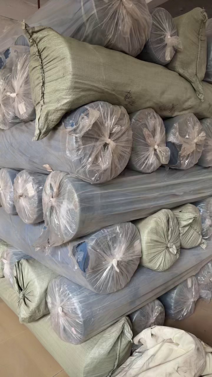 出售库存科技绒库存布，科技布，沙发布，现货有60卷，一卷80多码，有3个色，货在广东广州