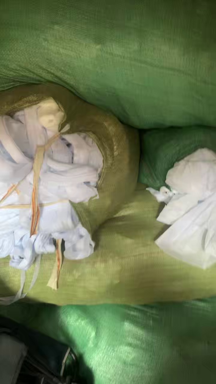 出售箱包厂，无纺布厂下来的PP无纺布边角料，丙纶无纺布边料，现货有2车6米8，货在江苏无锡