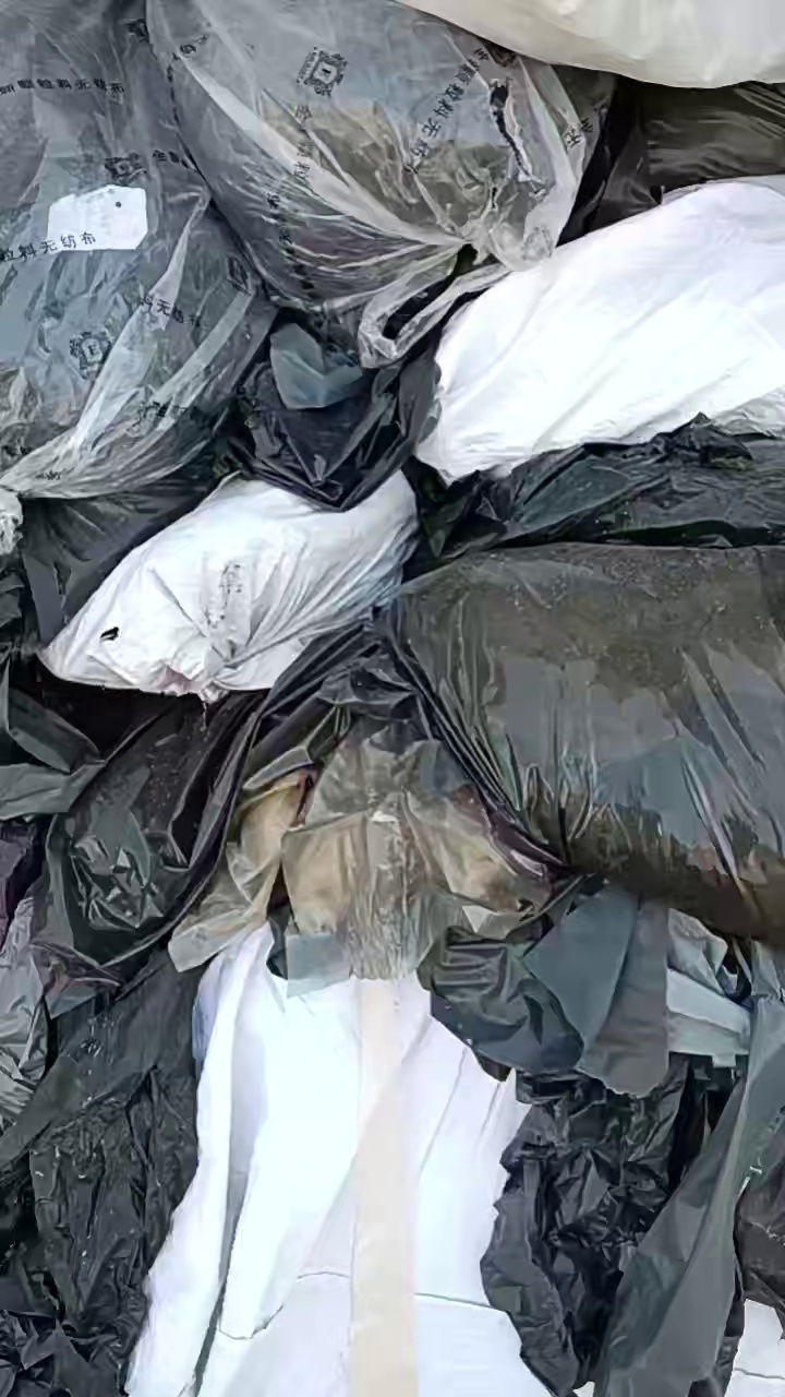 出售黑色PVC包装膜，软质的卷筒外面那一层包装膜，现货20吨