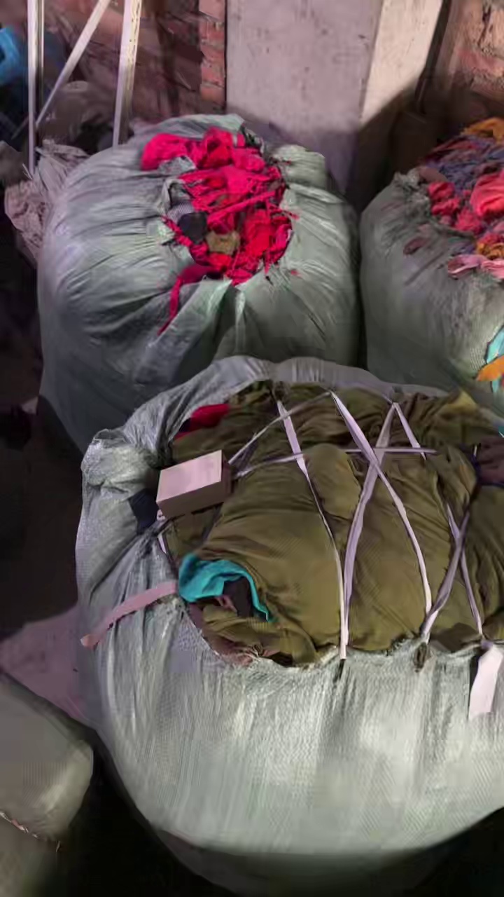 长期出售涤纶废布，涤棉废布，纯棉废布，都有分拣开，现货十多吨