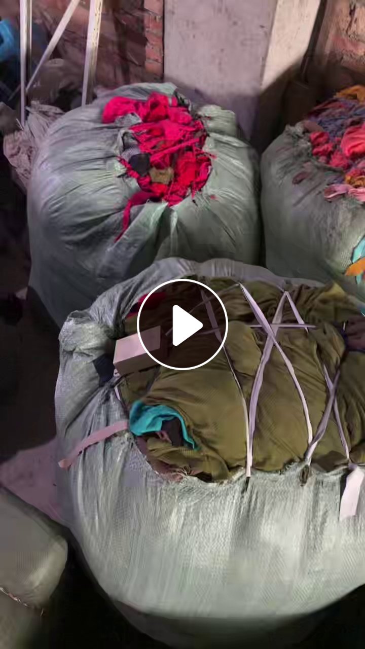 长期出售涤纶废布，涤棉废布，纯棉废布，都有分拣开，现货十多吨