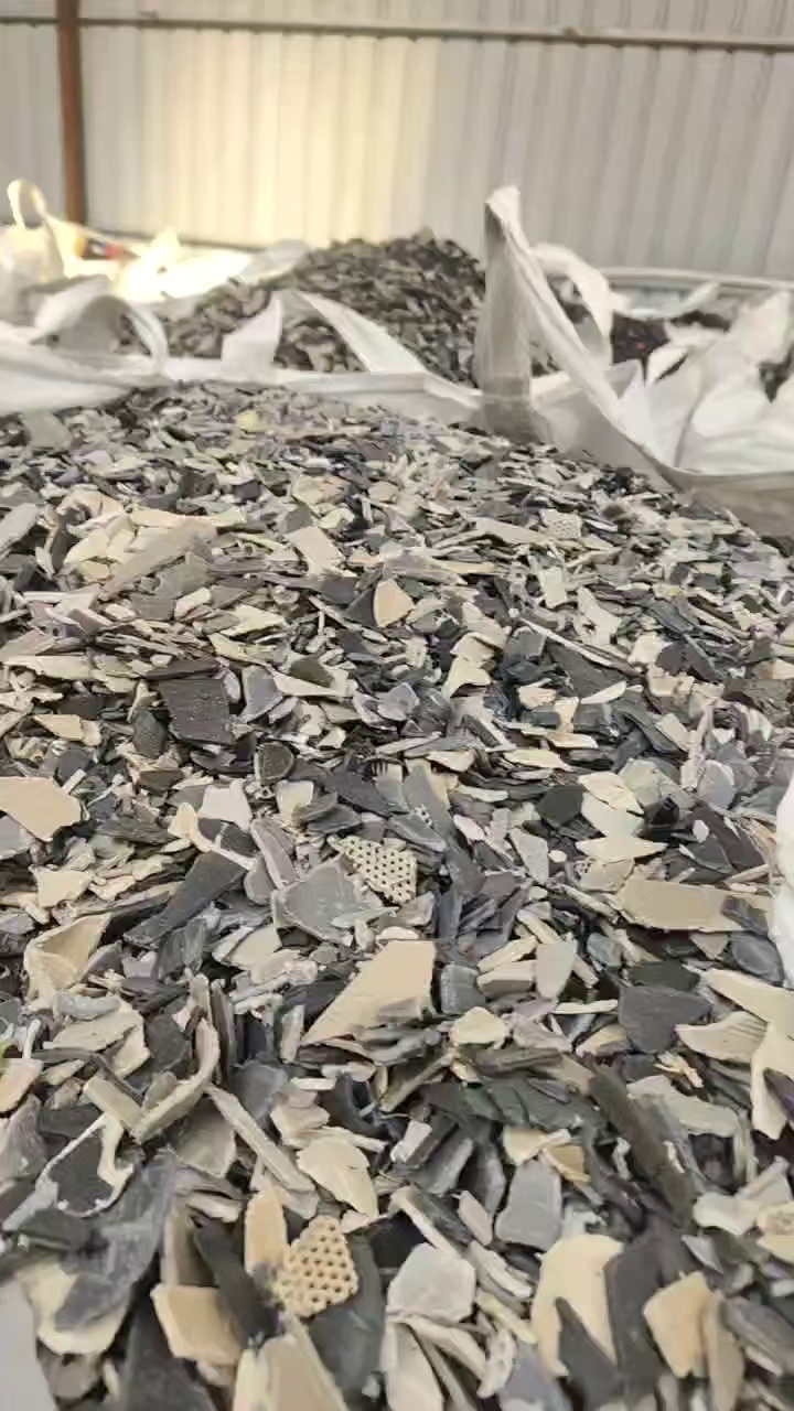 出售PP汽车内饰和保险杠破碎料，现货三个半挂