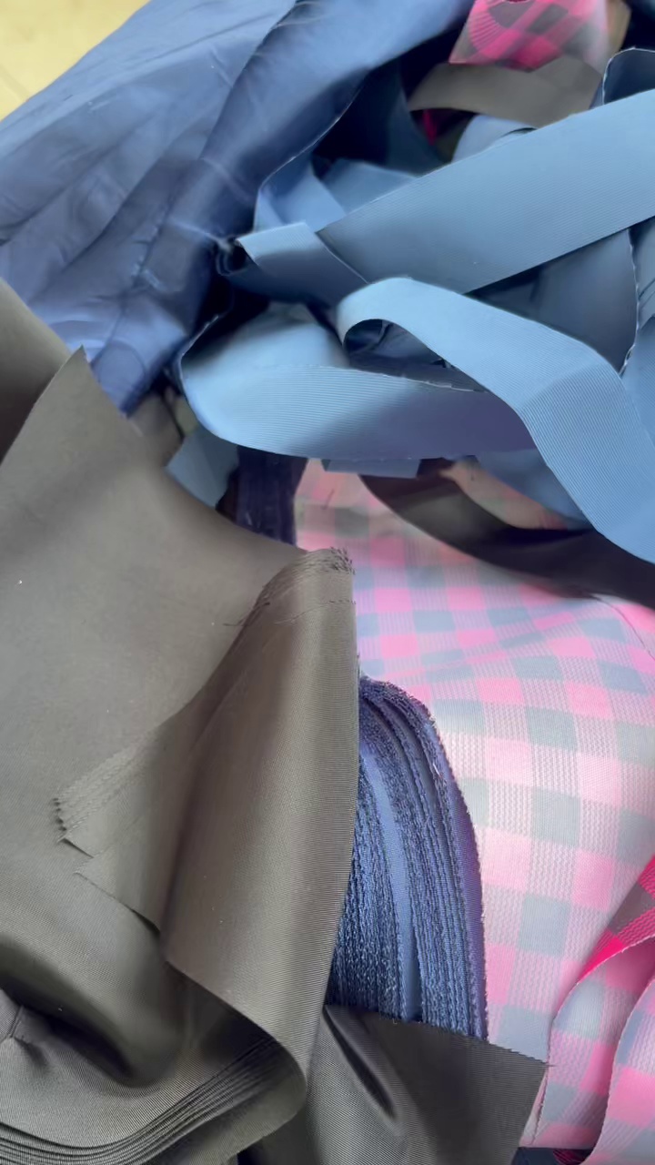 厂家长期出售涤纶废布，做防尘服下来的，杂色的，现货一车6米8左右，在河北廊坊