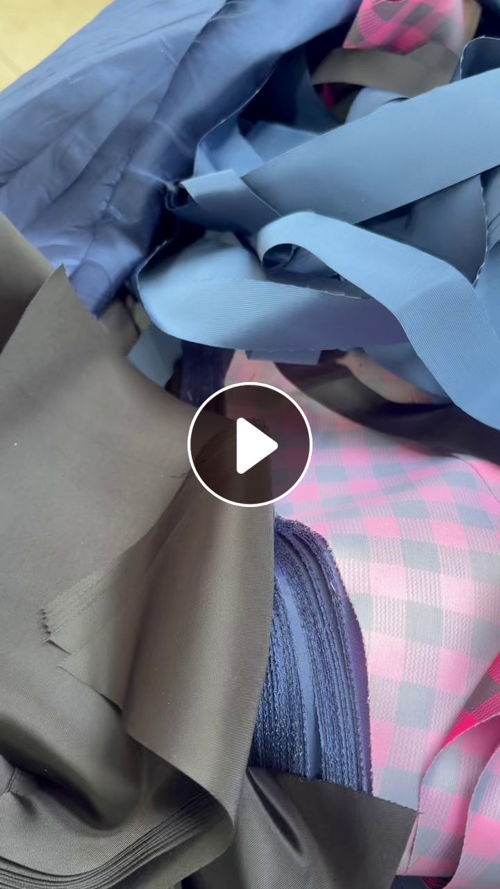 厂家长期出售涤纶废布，做防尘服下来的，杂色的，现货一车6米8左右，在河北廊坊