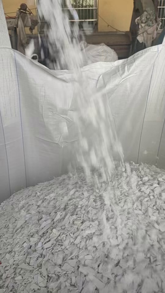 长期出售纯涂料桶破碎料，纯白带字都有，不掺杂