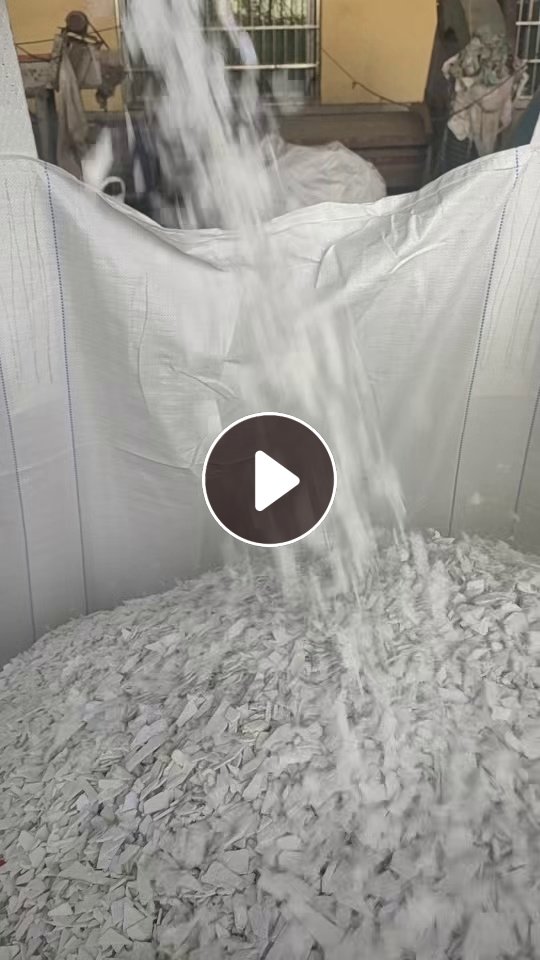 长期出售纯涂料桶破碎料，纯白带字都有，不掺杂